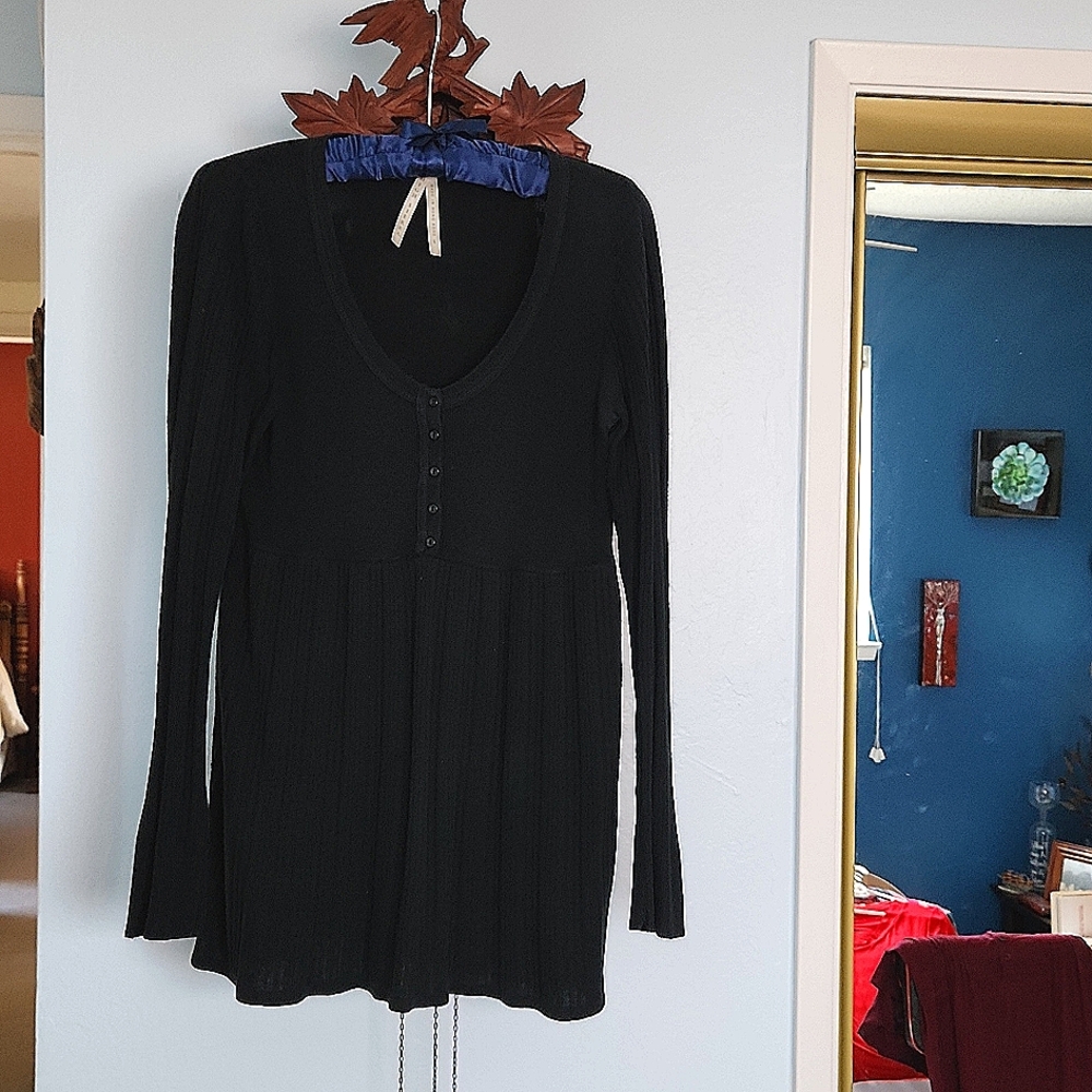 Black tunic style long sleeved sweater size L